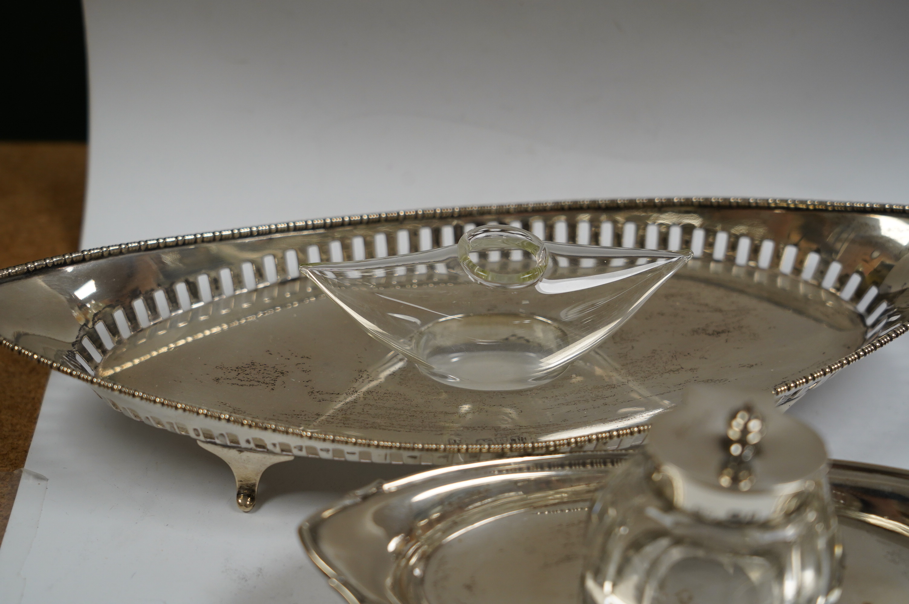 Two George V silver navette shaped inkstands, both with mounted single glass wells, longest 23.8cm, 5.6oz. Condition - fair